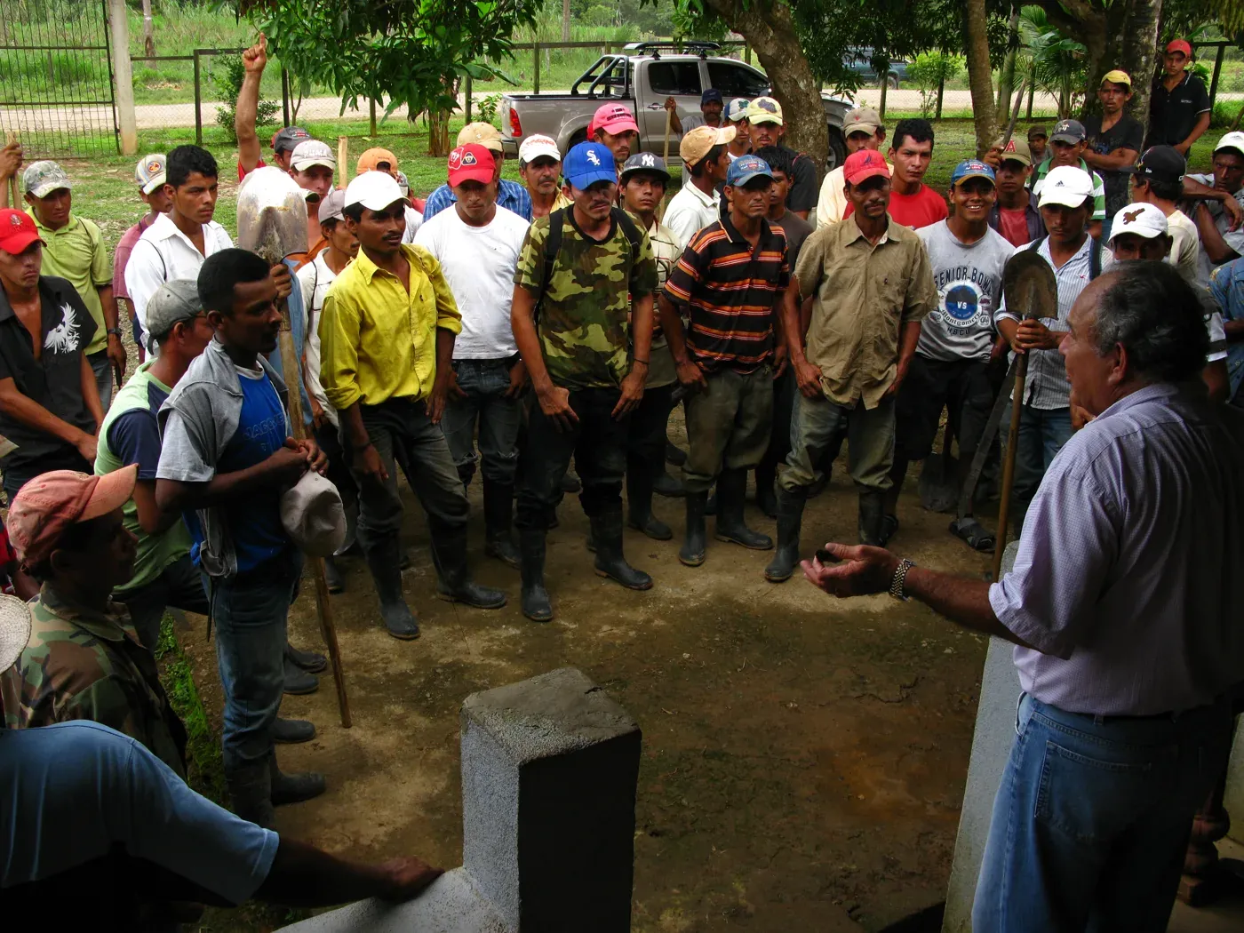 A site manager briefing the crew in Nicaragua