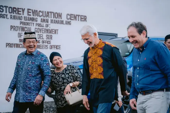 EcoPlanet and provincial government partners at a community facility